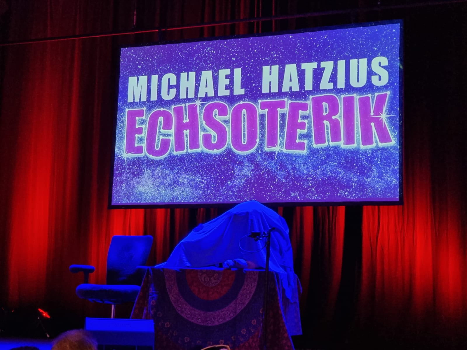 Michael Hatzius bittet Hannes Kreuziger auf die Bühne